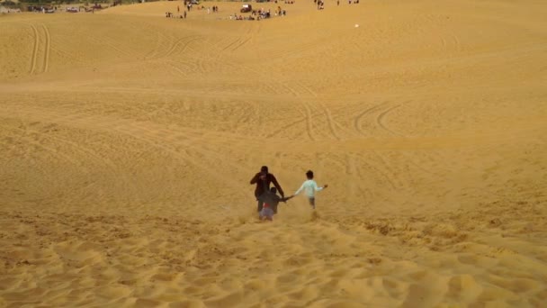 Toerist Geniet Thar Woestijn Sam Dunes Jaisalmer Rajasthan Bij Zonsondergang — Stockvideo