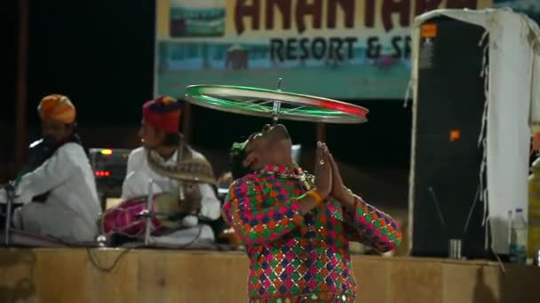 インドのジャイサルマー ラジャスタン ノヴ2022年11月 インドのフェスティバルで公演を行う男 キャンプのカルチャーナ サー砂漠のサムデューン — ストック動画