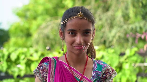 民族衣装でインドの少女 — ストック写真