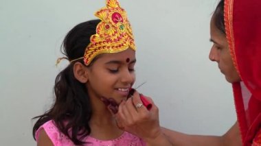 Festival Mevsimi Navratri 'de Gelenek Giyen Bir Kız. Geleneksel elbise giymiş güzel bir Hintli kızın portresi. Dandiya festivali için makyaj hazırlanıyor.