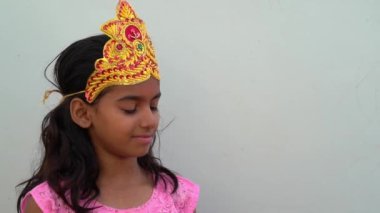 Festival Mevsimi Navratri 'de Gelenek Giyen Bir Kız. Geleneksel elbise giymiş güzel bir Hintli kızın portresi. Dandiya festivali için makyaj hazırlanıyor.