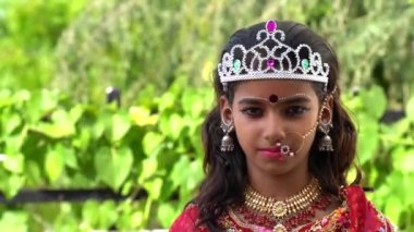 Durga Puja Look fotoğraf çekimi. Etnik görünümlü bir agomoni festivaline dayanıyor. Hindu tanrıçası Durga 'nın yüzü gibi. Mutlu Navratri Kutlama Posteri veya Sancak Arkaplanı Tanrıçası Durga