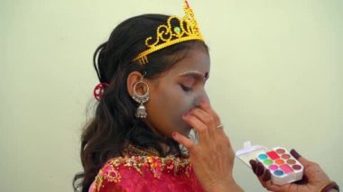 Festival Mevsimi Navratri 'de Gelenek Giyen Bir Kız. Geleneksel elbise giymiş güzel bir Hintli kızın portresi. Dandiya festivali için makyaj hazırlanıyor.