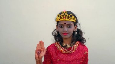 Durga Puja Look fotoğraf çekimi. Etnik görünümlü bir agomoni festivaline dayanıyor. Hindu tanrıçası Durga 'nın yüzü gibi. Mutlu Navratri Kutlama Posteri veya Sancak Arkaplanı Tanrıçası Durga
