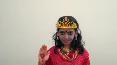 Durga Puja Look fotoğraf çekimi. Etnik görünümlü bir agomoni festivaline dayanıyor. Hindu tanrıçası Durga 'nın yüzü gibi. Mutlu Navratri Kutlama Posteri veya Sancak Arkaplanı Tanrıçası Durga