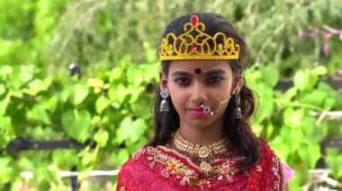 Durga Puja Look fotoğraf çekimi. Etnik görünümlü bir agomoni festivaline dayanıyor. Hindu tanrıçası Durga 'nın yüzü gibi. Mutlu Navratri Kutlama Posteri veya Sancak Arkaplanı Tanrıçası Durga