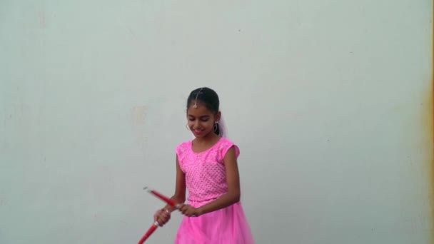 ナブラトリのための伝統的なChaniyaコーリの美しいインドの女の子 ナブラトリ Navratri インドの祭りで チャンヤ コリの伝統衣装 — ストック動画