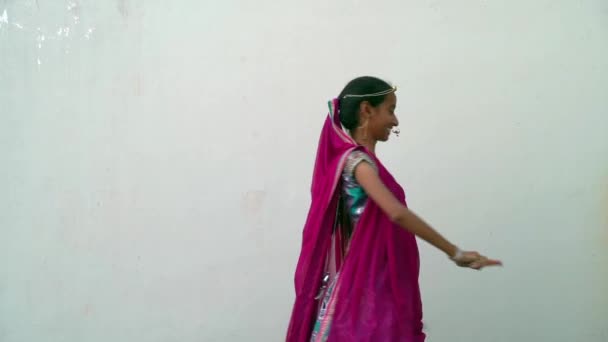ナブラトリのための伝統的なChaniyaコーリの美しいインドの女の子 ナブラトリ Navratri インドの祭りで チャンヤ コリの伝統衣装 — ストック動画