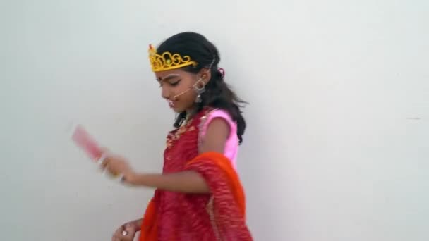 Gadis India Yang Cantik Dalam Chaniya Choli Tradisional Untuk Navratri — Stok Video