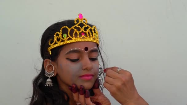 Een Meisje Draagt Traditionele Jurk Feestelijke Seizoen Navratri Portret Van — Stockvideo
