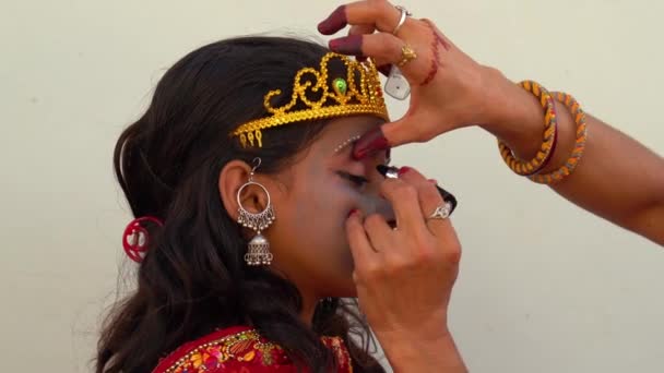 Дівчина Одягає Традиційну Сукню Святковий Сезон Навратрі Портрет Гарної Індійської — стокове відео