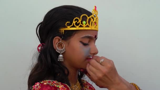 祭りの季節に伝統衣装を着た女の子Navratri 伝統的なドレスを着てかなり小さなインドの少女の肖像画 段谷まつりの準備 — ストック動画