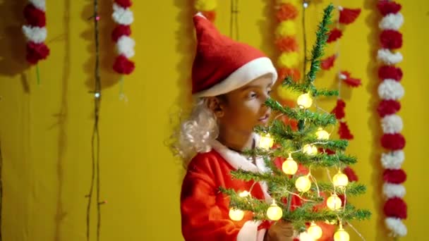 Asijské Malý Chlapec Červeném Vánočním Kostýmu Dárkem Žluté Barevné Pozadí — Stock video