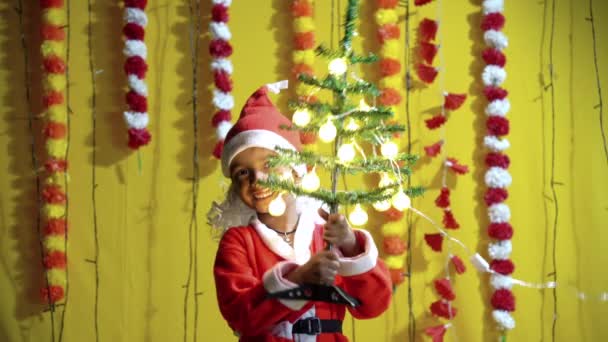 Azjatycki Chłopczyk Czerwonym Stroju Świątecznym Prezentem Żółtym Tle Portret Usatysfakcjonowanego — Wideo stockowe