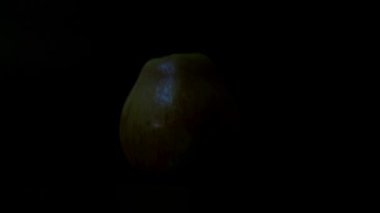 Kapat - siyah arkaplanda elmanın görüntüsü