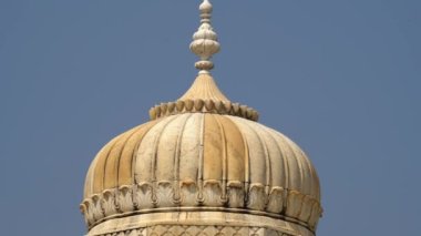 Jaipur, Rajasthan, Hindistan - Ekim 2022: Maharaja Sawai Mansingh II için güzel bir anıt alanı ve mermerden yapılmış bir aile. Gatore Ki Chhatriyan