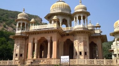 Jaipur, Rajasthan, Hindistan - Ekim 2022: Maharaja Sawai Mansingh II için güzel bir anıt alanı ve mermerden yapılmış bir aile. Gatore Ki Chhatriyan
