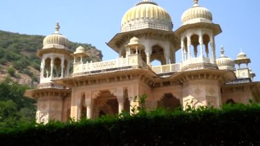 Jaipur, Rajasthan, Hindistan - Ekim 2022: Maharaja Sawai Mansingh II için güzel bir anıt alanı ve mermerden yapılmış bir aile. Gatore Ki Chhatriyan