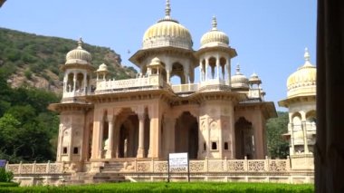 Jaipur, Rajasthan, Hindistan - Ekim 2022: Maharaja Sawai Mansingh II için güzel bir anıt alanı ve mermerden yapılmış bir aile. Gatore Ki Chhatriyan