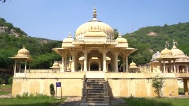 Jaipur, Rajasthan, Hindistan - Ekim 2022: Maharaja Sawai Mansingh II için güzel bir anıt alanı ve mermerden yapılmış bir aile. Gatore Ki Chhatriyan