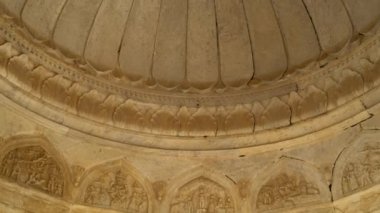 Jaipur, Rajasthan, Hindistan - Ekim 2022: Maharaja Sawai Mansingh II için güzel bir anıt alanı ve mermerden yapılmış bir aile. Gatore Ki Chhatriyan