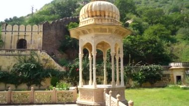 Jaipur, Rajasthan, Hindistan - Ekim 2022: Maharaja Sawai Mansingh II için güzel bir anıt alanı ve mermerden yapılmış bir aile. Gatore Ki Chhatriyan
