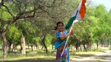 Üç renkli Hintli kız ya da Hint bayrağı renginde. Mutlu Bağımsızlık Günü ya da Cumhuriyet Günü selamlaması için uygun.