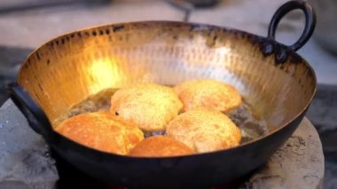 Lezzetli Bengali Luchi (yağda kızartılmış ekmek) yapıyorum. Bu da Hint Poori 'sinin başka bir versiyonu. Hint köyü vejetaryen poodi