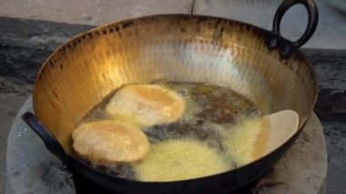 Lezzetli Bengali Luchi (yağda kızartılmış ekmek) yapıyorum. Bu da Hint Poori 'sinin başka bir versiyonu. Hint köyü vejetaryen poodi