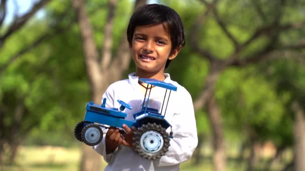 Oyuncak Traktörüyle Oyun Parkında Oynayan Küçük Tatlı Bir Çocuğun Portresi — Stok video