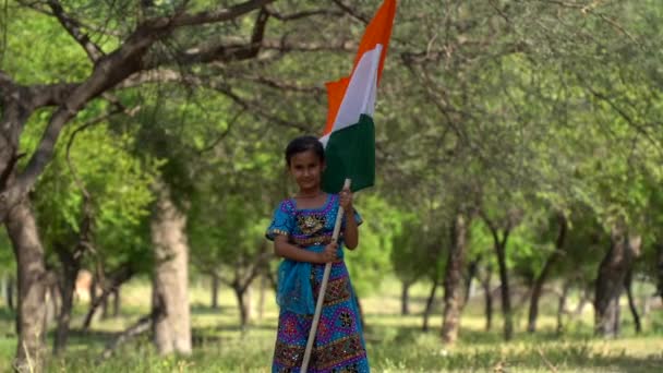 Indisches Mädchen Mit Trikolore Oder Indischer Flagge Geeignet Für Einen — Stockvideo