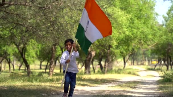 Χαριτωμένο Λίγο Ινδική Παιδιά Κρατώντας Κυματίζει Τρέχει Tricolour Πράσινο Στο — Αρχείο Βίντεο