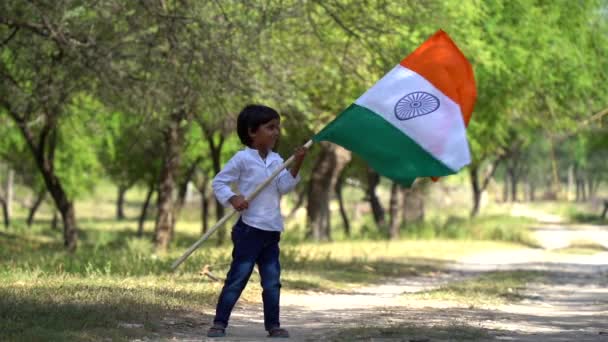Симпатичные Маленькие Индийские Дети Держат Машут Бегают Триколором Зеленью Заднем — стоковое видео