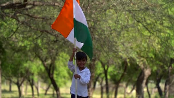 Niedliche Kleine Indische Kinder Halten Winken Oder Laufen Mit Trikolore — Stockvideo