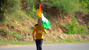 Küçük kız bahçedeki labirente doğru koşuyor. Çocuk eğlence ve eğlence için labirentte oynuyor.