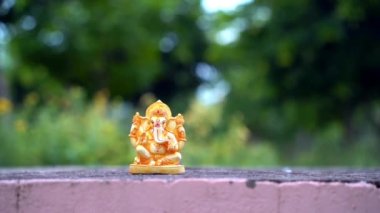 Altın Lord Ganesha heykeli doğanın arka planında. Tanrı Ganesha festivalini kutlayın. Hindu tanrı Ganesha. Ganesha İdolü