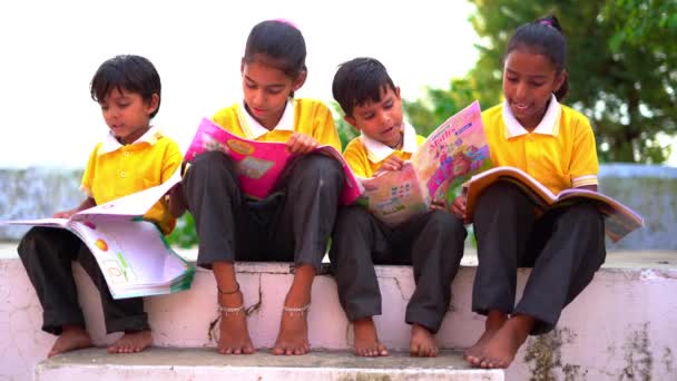 Giovani Studenti Asiatici Indiani Che Leggono Libri Studiano Preparano Esame — Video Stock