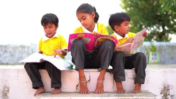 かわいいインディアンの小さな子供が家で勉強している インド人の子供は — ストック動画