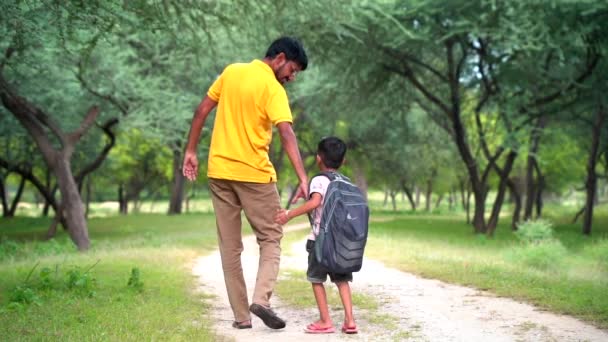 公園を歩いている父と息子 — ストック動画