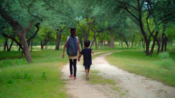 Asiatische Vorschulmädchen Gehen Morgens Mit Ihrem Bruder Zur Schule Mit — Stockvideo