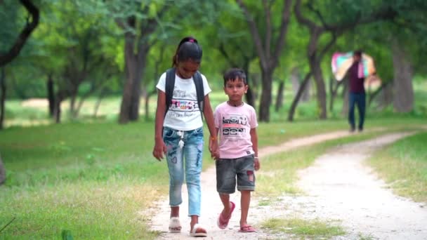 Aziatisch Voorschoolse Meisje Lopen Met Haar Broer Naar School Met — Stockvideo