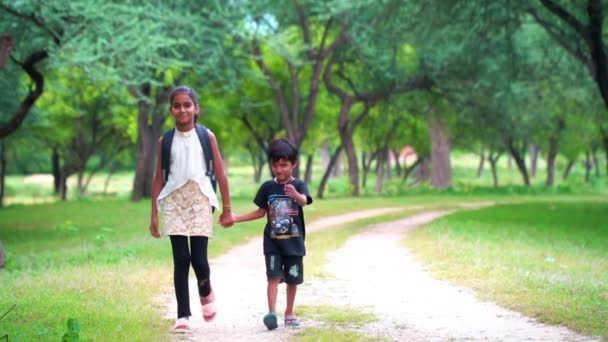 Wiejscy Studenci Przechadzający Się Polach Chłopiec Dziewczynka Wracają Szkoły Lekcjach — Wideo stockowe