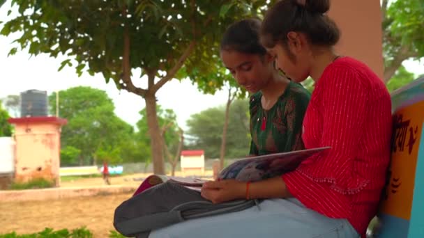 Niño Niña Escuela India Escribiendo Bloc Notas Haciendo Tarea Buscando — Vídeo de stock