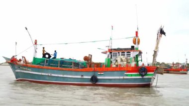 Dwarkadhish, Gujarat, Hindistan - Ocak 2022: insanlarla dolu bir tekne. Hintli turistler Gujarat nehrinde popüler tekne turuna çıkıyorlar..