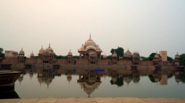 Kusum Sarovar. Bu göl Mathura 'da en çok ziyaret edilen yerlerden biridir. Sırada çok sayıda tapınak ve ashram var. Mathura, Uttar Pradesh, Hindistan - Kasım 2022