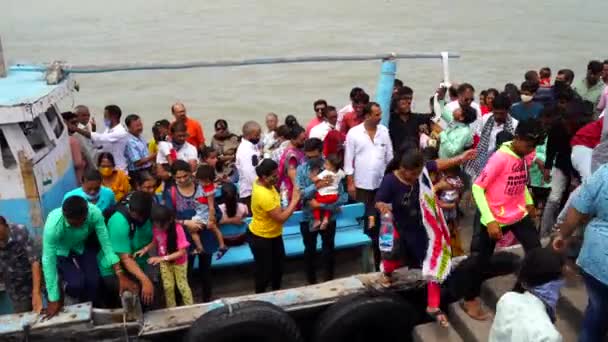ドワーカデシュ グルジャラート インド 2022年1月 人々でいっぱいのフェリーボート グルジャラート川で人気のボートツアーを取るインドの観光客 — ストック動画
