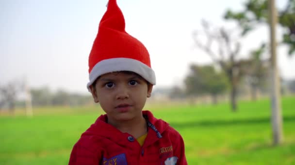 Indyjski Chłopiec Nosić Santa Kapelusz — Wideo stockowe