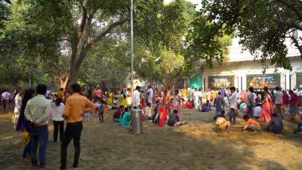 레티라고 불리는 곳이었습니다 누티의 성토로 목욕하는 사람들 Gokul Mathura India — 비디오