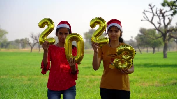 孩子们在花园里庆祝新年前夕 他们举着代表新年的2023号灯火通明 印度斋浦尔 2022年12月 — 图库视频影像