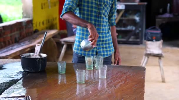 Erkekler Dükkanındaki Müşteriler Için Hint Usulü Sıcak Sütlü Çay Çay — Stok video